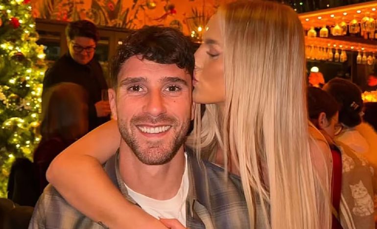 La reacción de Senesi junto a su novia cuando le comunicaron que jugará el Mundial 2026