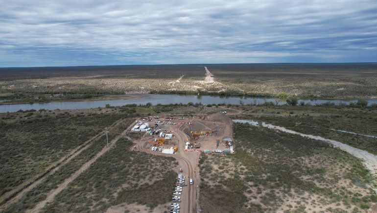 El cruce tiene 850 metros de cañería, pero el río Negro a esa altura del Chelforó unos 250 metros de ancho. El cruce tiene 850 metros de cañería, pero el río Negro a esa altura del Chelforó unos 250 metros de ancho.