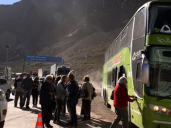 violento asalto a 60 argentinos en un tour de compras en chile: no pueden volver al pais