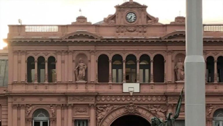 El Gobierno colgó un aro de básquet en Casa Rosada para homenajear a la Selección