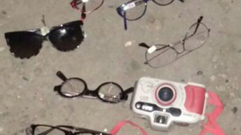 Los pares de lentes y la cámara fotográfica que fueron recuperados.