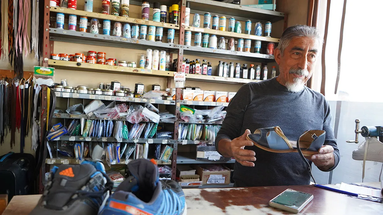 Gran demanda en el zapatero: cuánto sale arreglar los calzados en Neuquén
