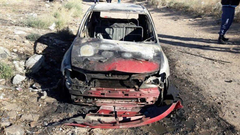 Misterio por un auto que apareció incendiado en Cutral Co