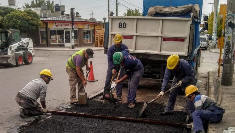 En tres semanas se repararon 300 pozos en Neuquén