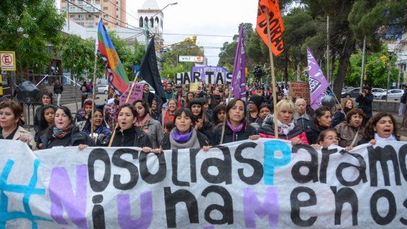 {alttext(Miles de mujeres neuquinas recorrieron las calles céntricas al grito de 