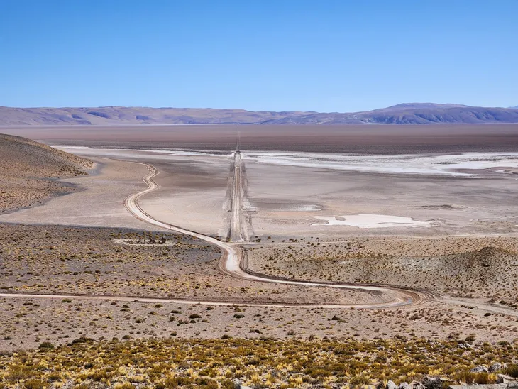 El ministro Lupión y directivos de Posco supervisan el avance de la obra en el Salar del Hombre Muerto. El ministro Lupión y directivos de Posco supervisan el avance de la obra en el Salar del Hombre Muerto.