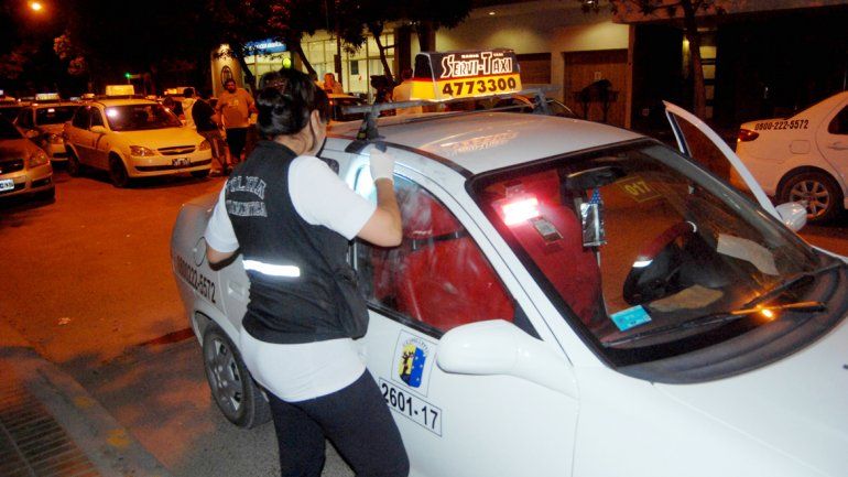 Los taxistas reclamaron seguridad frente a la Comisaría 4ª de Cipolletti.