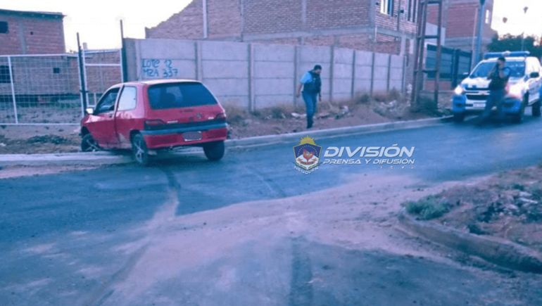 Le tiró el auto encima a dos policías y escapó del control