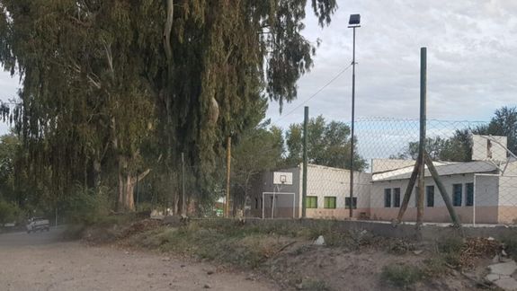 A los tiros en la puerta de la escuela durante el recreo de los chicos