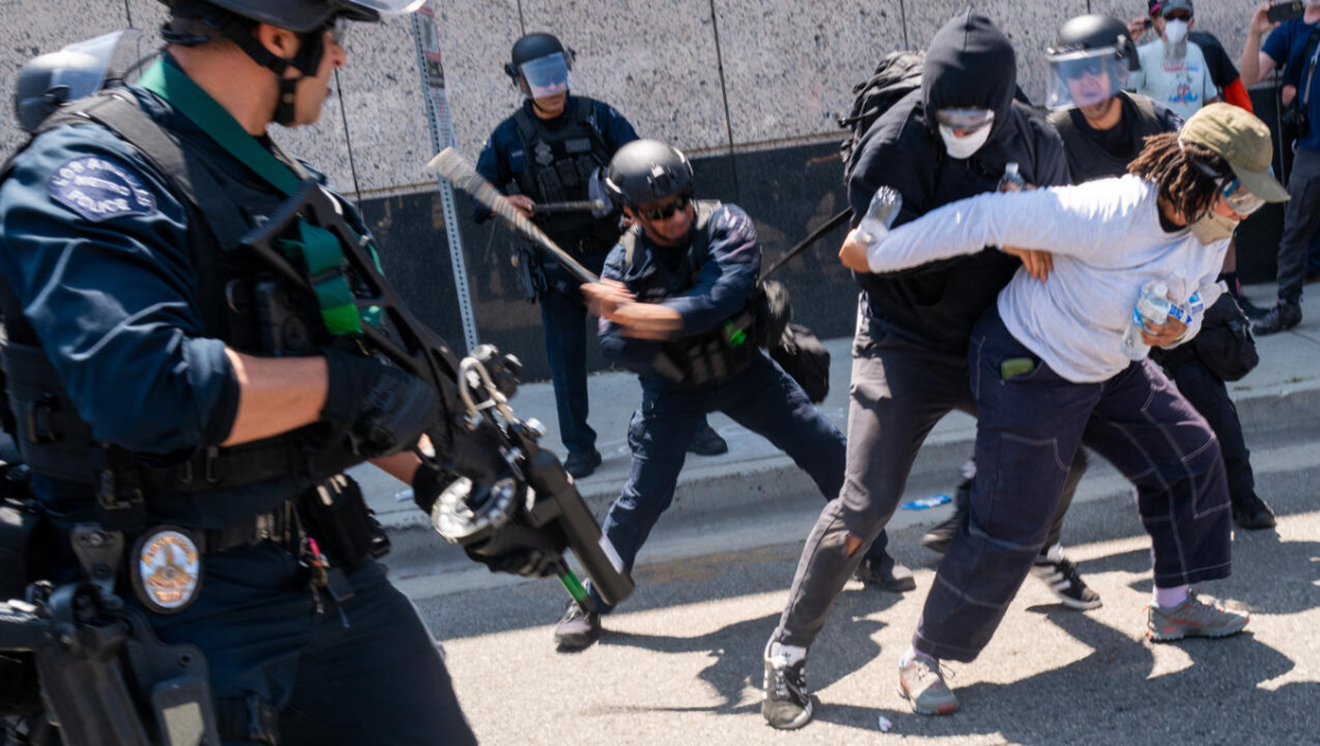 Miles de inmigrantes se movilizaron en la ciudad de Los Ángeles contra las políticas que lleva a cabo Donald Trump.