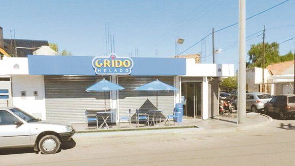 dos ladrones se robaron $100 mil de una heladeria