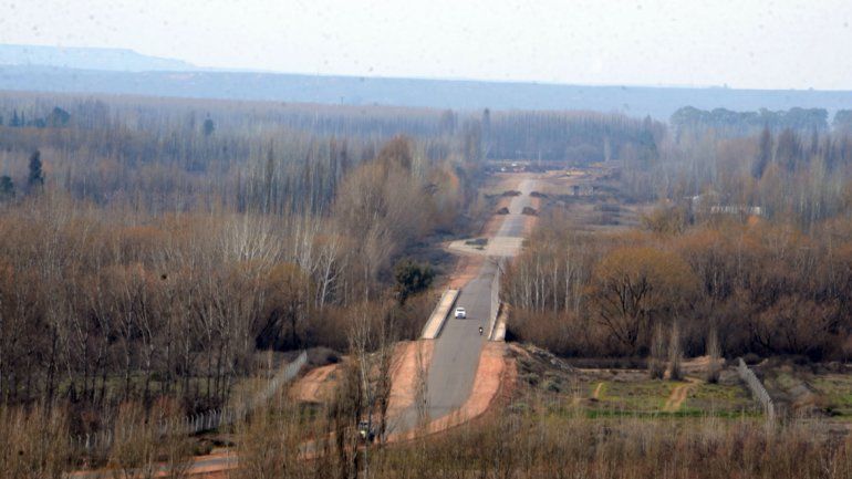 La inauguración del tercer puente se pospuso una innumerable cantidad de veces y ahora lo usan para correr picadas.