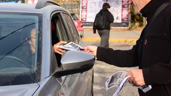 Qué se sabe del conductor que intentó atropellar a docentes y estudiantes: la Policía lo está buscando