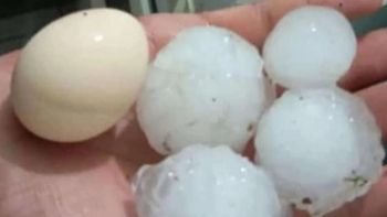 Un vecino de Santa Ana, cerca del límite oeste de La Pampa, mostró el granizo en las redes. Un vecino de Santa Ana, cerca del límite oeste de La Pampa, mostró el granizo en las redes.