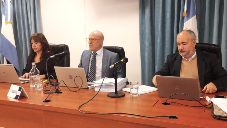 Los jueces Mauricio Macagno y Federico Sommer, junto a la jueza Liliana Deiub, respaldaron el pedido de la defensa de J. R. para que se anule la prisión preventiva.