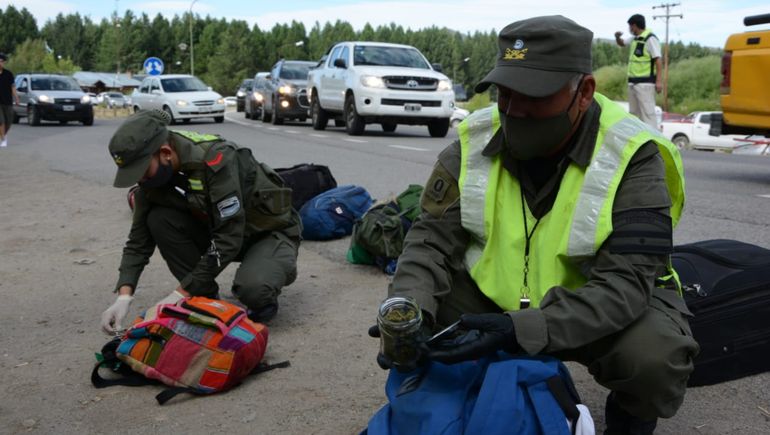 Viajaban a San Martín de los Andes en un Porsche con marihuana y LSD