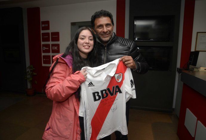 El Jefe Astrada estuvo en LMN y entregó una camiseta autografiada a una hincha