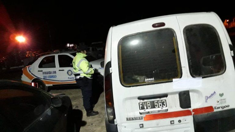 Cuatreros abandonan camioneta en la 151