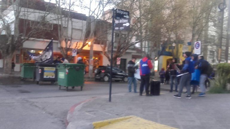 Trabajadores despedidos de CBS cortan la calle Belgrano