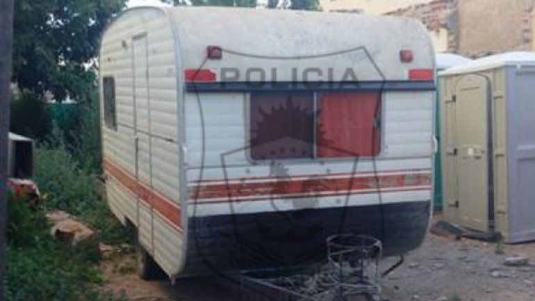 Dos hombres se disputan una casilla rodante