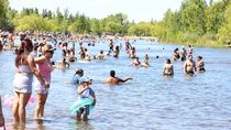 en 19 fotos, los neuquinos llenaron los balnearios para enfrentar un domingo sofocante