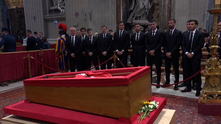 Jugadores de la Selección argentina despiden al papa Francisco