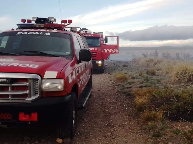 Bomberos controlan un incendio en el predio del Ejercito en Zapala