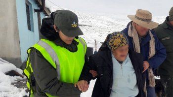 rescataron a una pareja de ancianos atrapados por la nieve en chos malal: ella tiene 105 anos