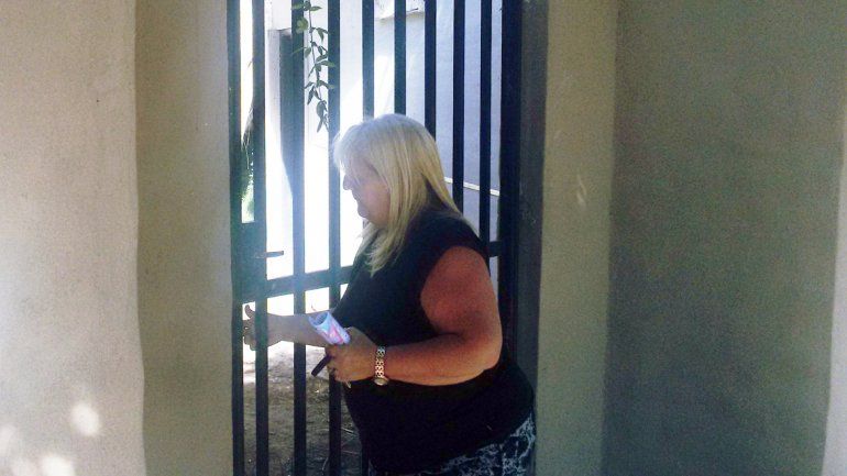 Para llegar a la puerta de madera de doble hoja