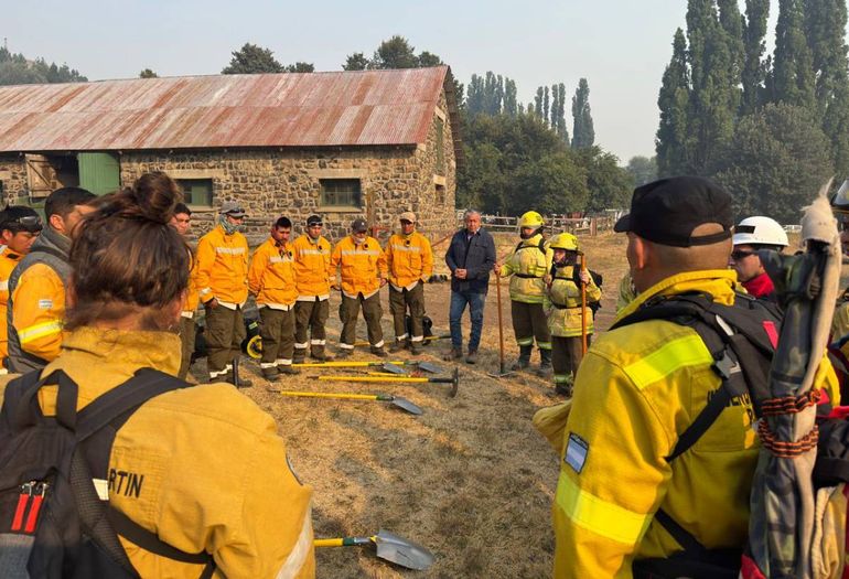 Incendio en Valle Magdalena: Rolando Figueroa se instaló en el campamento de combate al fuego