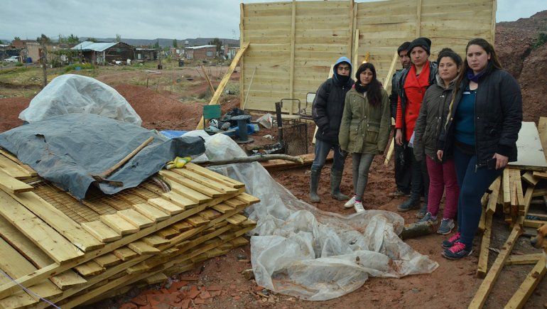 Desalojaron a tres familias que ocupaban un lote en Valentina Norte