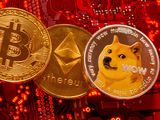 FOTO DE ARCHIVO. Imagen de ilustración de representaciones de las criptodivisas bitcóin, ethereum y dogecoin en la placa base de una computadora. 29 de junio de 2021. REUTERS/Dado Ruvic