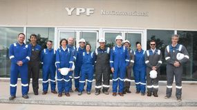 Visita del CEO mundial de SLB en Loma Campana. | LM Neuquen Visita del CEO mundial de SLB en Loma Campana.