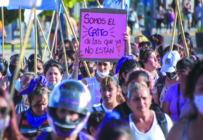 En la actualidad, un total de 536 mujeres neuquinas cuentan con botón antipánico y otras 86 con dispositivos duales. En la actualidad, un total de 536 mujeres neuquinas cuentan con botón antipánico y otras 86 con dispositivos duales.