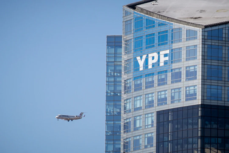 Argentina fue condenada a pagar 16 mil millones de dólares por la expropiación de YPF. Foto: NA. Argentina fue condenada a pagar 16 mil millones de dólares por la expropiación de YPF. Foto: NA.