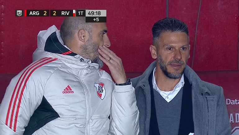 Demichelis charlando con Javier Pinola en medio del partido del domingo.&nbsp;