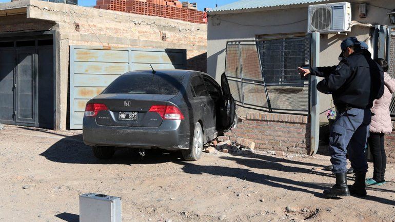 Una persecución de película terminó con dos demorados y un auto incrustado en una casa