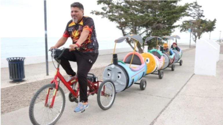 Rubén Luis al mando de su Trencito Patagónico