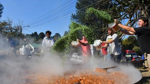 Imperdible paella gigante de Semana Santa en Villa Pehuenia