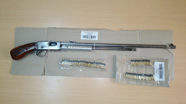 El rifle y las plantas de marihuana fueron encontradas en la misma casa.