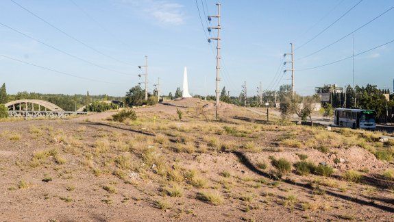 El obelisco está emplazado en un lugar prácticamente escondido a la entrada de la ciudad, al costado del puente carretero, pero desde donde se puede contemplar un hermoso paisaje.&nbsp;