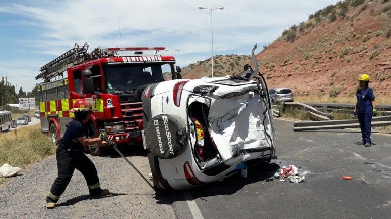 Dos porteños resultaron heridos tras un tremendo vuelco sobre la Ruta 7