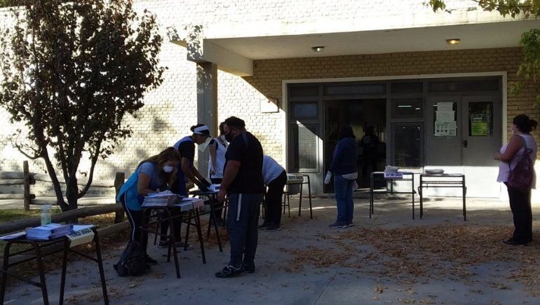 Todos sintonizan la misma frecuencia y no dejan de aprender: ellos tienen clases por radio