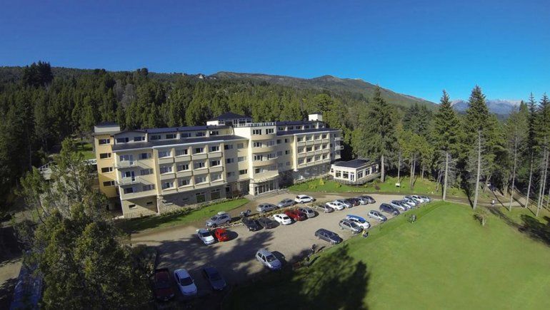 Un joven egresado cayó desde el segundo piso de un hotel: sospechan que lo empujaron