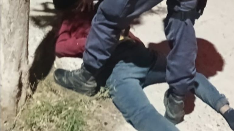 El ladrón que intentó huir fue perseguido por la madre de la adolescente, que también lo redujo y lo entregó a la policía de Chubut. El ladrón que intentó huir fue perseguido por la madre de la adolescente, que también lo redujo y lo entregó a la policía de Chubut.