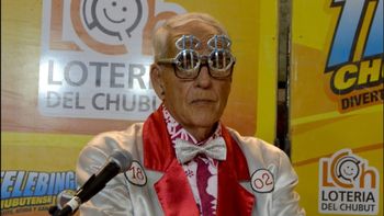 El Profesor Cabulín, con su característico saco plateado de súper héroe del azar, popular personaje de Chubut. El Profesor Cabulín, con su característico saco plateado de súper héroe del azar, popular personaje de Chubut.