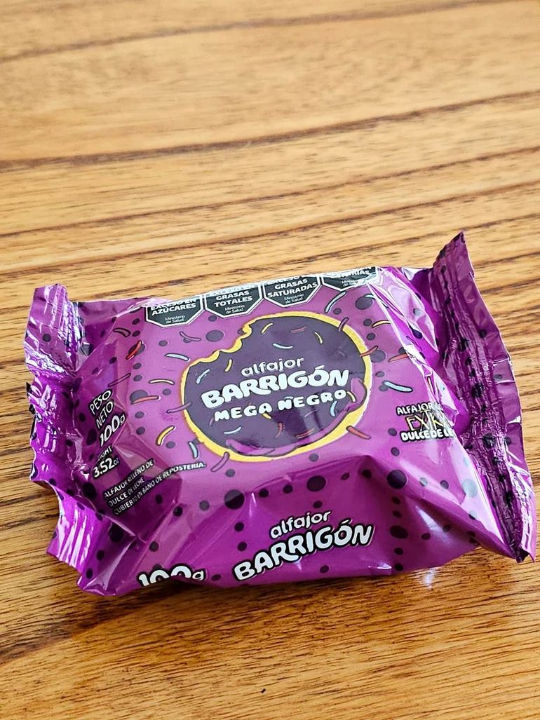 El alfajor fue distinguido por su receta particular: un triple negro relleno de dulce de leche y frutilla. El alfajor fue distinguido por su receta particular: un triple negro relleno de dulce de leche y frutilla.