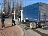El camión ingresó a la rotonda de Ruta 7 en contramano y embistió a una moto.