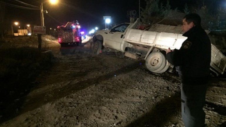 Cedió parte del puente y un camión quedó colgando