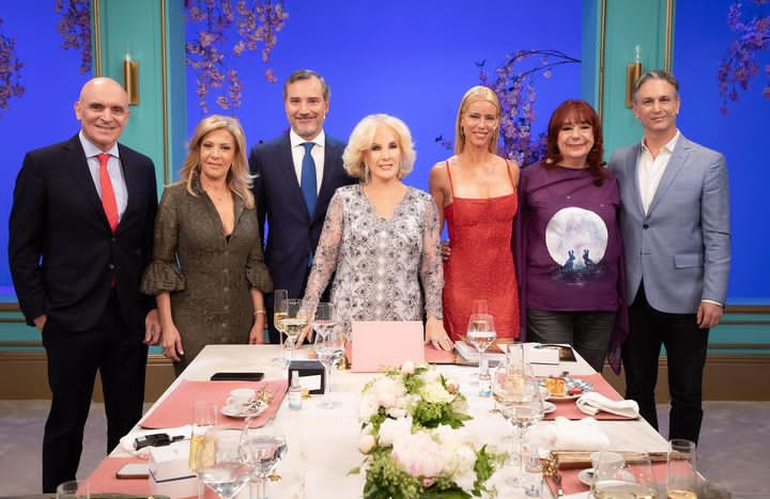 La conductora estuvo invitada a la "mesaza" de Mirtha junto a José Luis Espert, el médico Oscar Mendiz, Nicole Neumann, Ludovica Squirru y el periodista Diego Sehinkman,